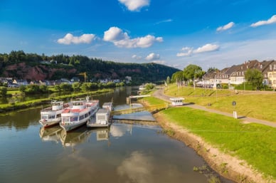 Ausflugsschiff während einer Kreuzfahrt auf der Mosel