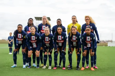 Équipe féminine du PSG posant pour une photo de groupe.