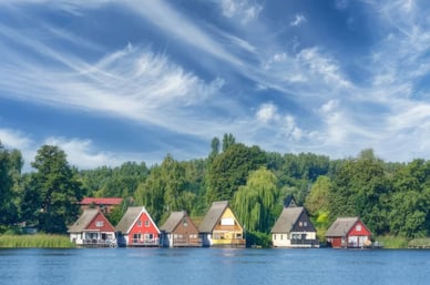 Weite Wasserfläche des Müritzsees bei klarem Himmel