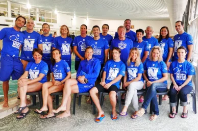 Olympic Nice Natation : équipe et vie du club. Photo de groupe aux couleurs de l’ONN.