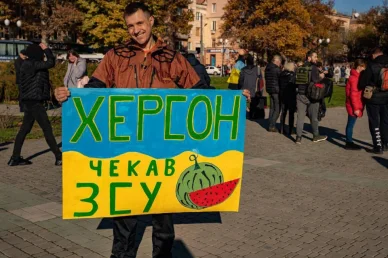 Manifestant à Kherson pendant la guerre en Ukraine.