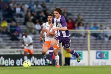 Adrien Rabiot en action sous le maillot de Toulouse. Adrien Rabiot jouant un match avec Toulouse FC.