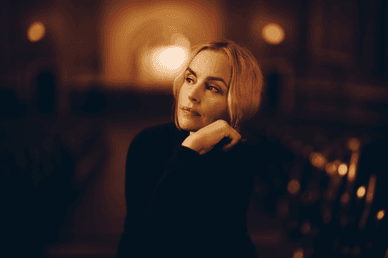 Nina Hoss – Standbild aus einer Rolle in einer Fernsehserie