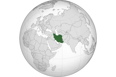 خريطة إيران (Iran Map): موقع إيران الجغرافي مظلل باللون الأخضر الداكن على خريطة العالم.