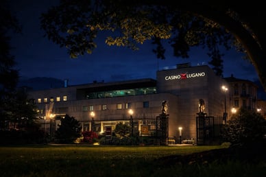 Luganocasino bei Nacht mit festlich beleuchteter Fassade