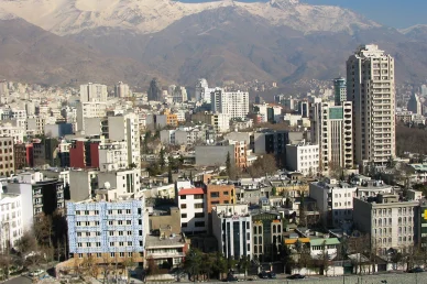 أفق مدينة طهران وجبال ألبرز منظر لمدينة طهران يظهر المباني السكنية والتجارية مع سلسلة جبال ألبرز المغطاة بالثلوج في الخلفية.