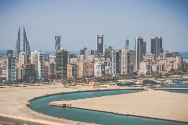 أفق مدينة المنامة وناطحات السحاب في البحرين منظر بانورامي لأفق مدينة المنامة في البحرين، يبرز فيه أبراج مركز البحرين التجاري العالمي ومرفأ البحرين المالي نهاراً.