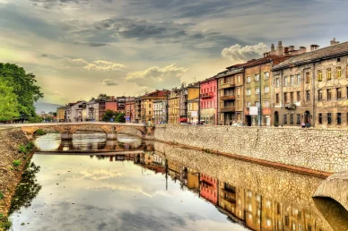 ضفاف نهر ميلتسكا وسحر العمارة الكلاسيكية في عاصمة البوسنة مدينة سراييفو (Sarajevo): مباني ملونة وجسر حجري يمتد فوق نهر ميلتسكا.