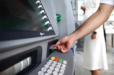 عمليات السحب النقدي وإدارة الحسابات البنكية بأمان صراف آلي (ATM): إدخال البطاقة البنكية للسحب النقدي.