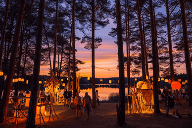 Feel Festival Crowd und Bühne bei Sonnenuntergang