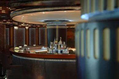 كازينو سميراميس: بار فاخر لتناول المشروبات والاسترخاء كازينو سميراميس (Casino Semiramis): بار دائري كلاسيكي يقدم المشروبات في صالة الألعاب.