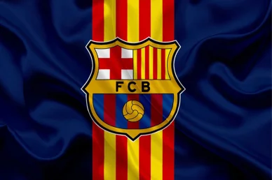 درع نادي برشلونة لكرة القدم يظهر بوضوح فوق خلفية من القماش المتموج بألوان الفريق التقليدية.