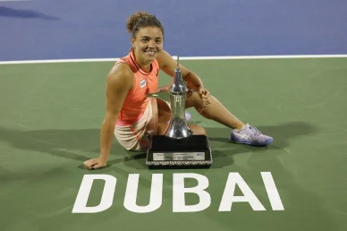 Paolini con il trofeo a Dubai