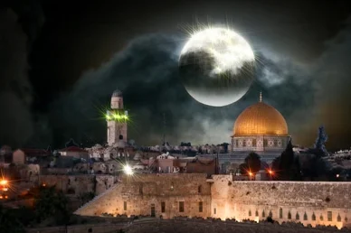 قبة الصخرة في القدس: مشهد روحاني ليلي تحت ضوء القمر العملاق قبة الصخرة: مشهد ليلي للقدس مع قمر عملاق مضيء.