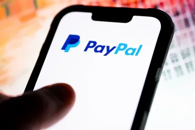 تطبيق باي بال للهواتف شعار باي بال يعرض على شاشة هاتف ذكي
