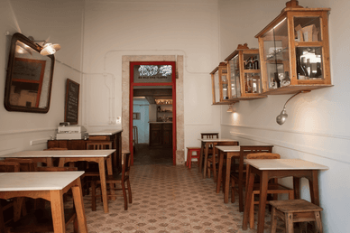 Mesas de madeira do restaurante Taberna da Rua das Flores