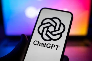 تطبيق تشات جي بي تي (ChatGPT): قوة الذكاء الاصطناعي في جيبك شاشة هاتف ذكي تعرض بوضوح شعار تطبيق تشات جي بي تي (ChatGPT) للذكاء الاصطناعي