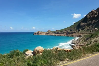 الطبيعة الساحلية في اليمن: مشهد خلاب للطريق الساحلي والبحر ساحل اليمن (Yemen Coast): طريق ساحلي يطل على مياه البحر الزرقاء والجبال الصخرية باليمن.