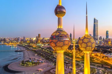 أبراج الكويت المضيئة مع أفق المدينة عند الغسق