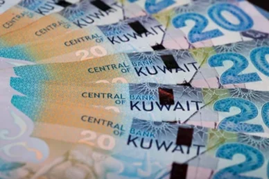 لقطة قريبة لمجموعة من الأوراق النقدية من فئة 20 دينار كويتي، صادرة عن بنك الكويت المركزي، مرتبة بشكل مروحي.