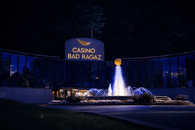 Bad Ragaz Grand Casino bei Nacht mit festlich beleuchteter Fassade