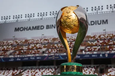 كأس السوبر السعودي في استاد محمد بن زايد: الجائزة الكبرى تنتظر البطل كأس السوبر السعودي اللامع معروض أمام مدرجات استاد محمد بن زايد قبل انطلاق البطولة
