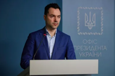 Олексій Арестович Олексій Арестович працював в Офісі Президента України