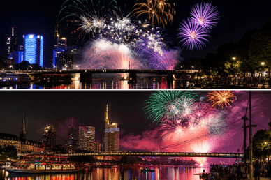 Zwei Nachtaufnahmen des Feuerwerks des Museumsuferfestes über dem Main in Frankfurt: weiße und violette Salven über der Brücke mit Skyline und rosa-grüne Salven über der Commerzbank