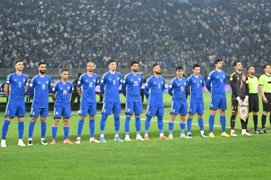 لاعبو منتخب الكويت يصطفون على أرض الملعب وسط الجماهير كأس الخليج العربي: اصطفاف لاعبي المنتخب الكويتي لكرة القدم قبل المباراة.