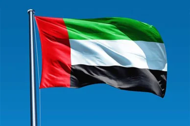 تطبيق المحفظة الرقمية بنفت بي في البحرين يد تمسك بهاتف ذكي يعرض تطبيق المحفظة الوطنية البحرينية بنفت بي (BenefitPay) على خلفية متدرجة الألوان.