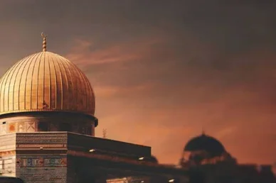 قبة الصخرة والمسجد الأقصى: مشهد روحاني وقت الغروب في القدس قبة الصخرة: مشهد لغروب الشمس مع المسجد الأقصى في الخلفية.