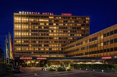 Casino Geneve Meyrin mit festlich beleuchteter Fassade