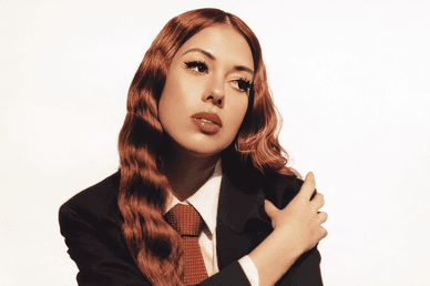 Beatriz Rosário, foto da cantora em grande plano