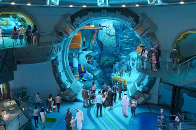 تجربة غامرة داخل أضخم حوض للأحياء البحرية سي وورلد أبوظبي (SeaWorld): زوار يستكشفون الحوض البحري الداخلي.