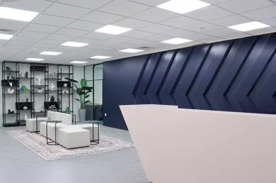 تصميم عصري لمنطقة الاستقبال في المقر الرئيسي ويو بنك (Wio Bank): منطقة الاستقبال والتصميم الداخلي للمكتب