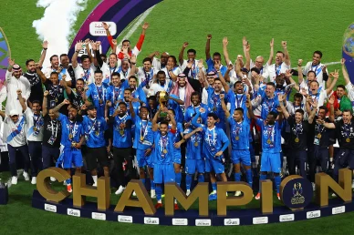 تتويج نادي الهلال بلقب كأس السوبر السعودي: احتفالات الأبطال لاعبو فريق الهلال السعودي يحتفلون برفع كأس السوبر السعودي على منصة التتويج