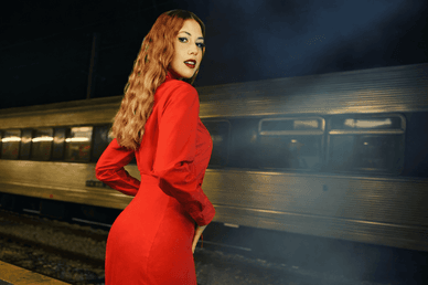 Beatriz Rosário, radiante e carismática, com cabelo ondulado numa atmosfera noturna