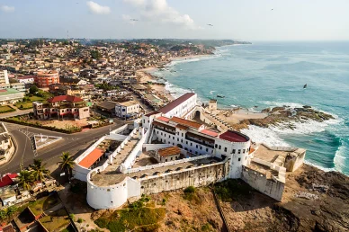 Исторический замок Кейп-Кост на побережье Ганы Замок Кейп-Кост