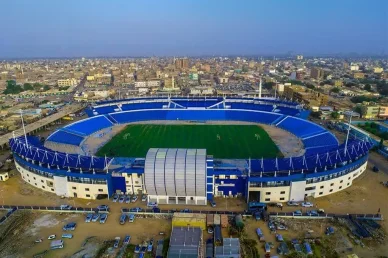 الجوهرة الزرقاء: إطلالة جوية على ملعب نادي الهلال في أم درمان لقطة جوية لملعب نادي الهلال بالسودان بمدرجاته الزرقاء المميزة وسط المباني السكنية في مدينة أم درمان