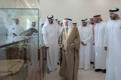 الشيخ سلطان القاسمي خلال زيارة لأحد المتاحف