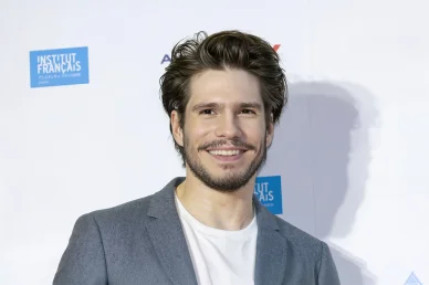 François Civil portrait souriant.