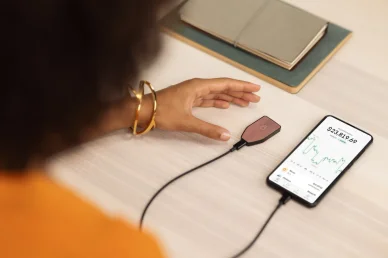 Utilisation d’un portefeuille matériel Ethereum connecté à un smartphone.