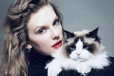 Taylor Swift with her cat