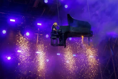 La chanteuse Santa captivant le public de Musilac avec une performance intense au piano.