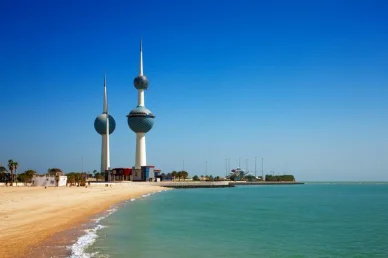 صورة لأبراج الكويت الشهيرة المطلة على شاطئ البحر الرملي، وهي من أبرز المعالم السياحية.