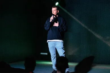 Микола Зирянов на стендап-виступі