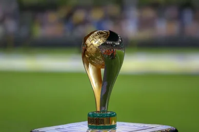كأس السوبر السعودي: الجائزة الكبرى تنتظر بطل المملكة كأس السوبر السعودي اللامع معروض على أرضية الملعب قبل انطلاق المباراة النهائية