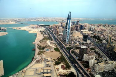 منظر جوي للمنامة ومعالم البحرين منظر جوي لمدينة المنامة الساحلية في البحرين نهاراً، يبرز فيه مركز البحرين التجاري العالمي والمياه الزرقاء للخليج العربي.