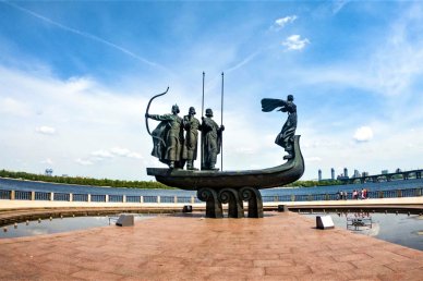 Пам’ятник засновникам Києва