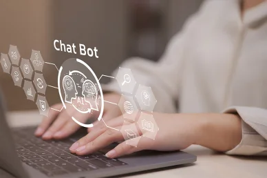 روبوتات المحادثة (Chat Bots): أتمتة ذكية ومساعد شخصي متاح على مدار الساعة واجهة تفاعلية لروبوت محادثة (Chat Bot) مدعوم بالذكاء الاصطناعي تظهر أثناء استخدام شخص لجهاز كمبيوتر محمول